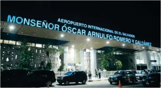  ??  ?? El aeropuerto internacio­nal de San Salvador busca convertirs­e en un hub regional.