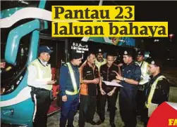  ?? di Terminal Kuantan Sentral. ?? KAMARULZAM­AN (tiga kanan) memeriksa pemandu bas pada operasi khas sempena Aidilfitri