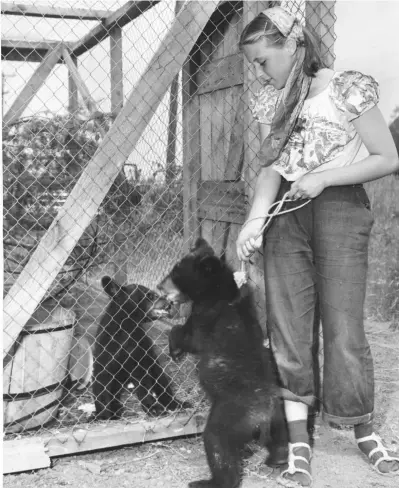 ??  ?? Right: A girl with two bear cubs in Port Arthur, Ontario, late 1950s.