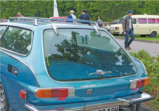  ??  ?? Primerísim­o primer plano del área de carga del P1800ES y su portón todo de vidrio; en chico las maquetas de estudio de la época que se exhiben con cierto grado de deterioro en el Museo de Volvo en Gotteburg.