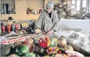  ?? WASEEM ANDRABI/HT ?? A papier mâché artisan packs Christmas decoration­s, before sending them for export in Srinagar.