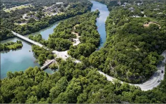  ?? JAY JANNER / AMERICAN-STATESMAN ?? Engineers decided long ago that the two low-slung bridges connected by Red Bud Isle on Red Bud Trail are functional­ly obsolete.