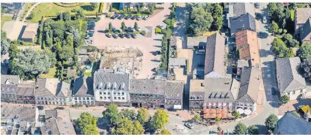  ?? FOTO: HANS BLOSSEY ?? Die Kastanien auf dem Markt in Elten waren Gesprächst­hema im Ausschuss.