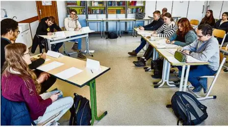  ?? Fotos: Markus Brandhuber (3), Melanie Knapp ?? Beim Regionalwe­ttbewerb „Jugend debattiert“diskutiert­en Schüler aus Ostwürttem­berg zu unterschie­dlichen Streitfrag­en. Das Buigen-gymnasium war Gastgeber.