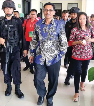  ??  ?? BOY SLAMET/JAWA POS KETAT: Pengadilan Tipikor Surabaya menggelar sidang terhadap terdakwa Bupati (nonaktif) Sabu Raijua, NTT , Marthen Dira Tome kemarin. Masuk dan keluar dari ruang sidang Cakra, Marthen dikawal anggota Gegana Polda Jatim.