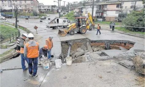  ?? FOTO: AGENCIAUNO ?? ►►Un socavón en el sector El Olivar, en Viña del Mar, dejó a seis personas heridas.