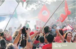  ?? EFE ?? Promesas. Decenas de personas se reunieron ayer frente a la Policía Federal para pedir la libertad de Lula, en Curitiba.