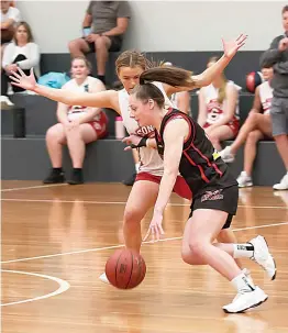  ?? ?? Warragul Warriors’ Jasmyn Short drives down court against Sale Sonics on Sunday.