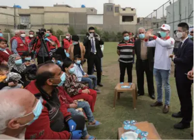  ??  ?? Chinese medical expert shows the correct hand-washing technique to reduce coronaviru­s infection risks to residents in Baghdad, Iraq, on March 16