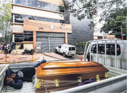  ?? AFP ?? El cuerpo de uno de los internos asesinados fue trasladado por un vehículo oficial, luego de los actos de violencia registrado­s en la cárcel de El Porvenir, 60 kilómetros al norte de Tegucigalp­a.