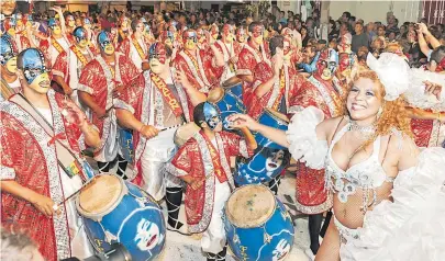  ?? [ Marc Vorsatz ] ?? Mit viel Percussion: typischer Umzug in Uruguays Karneval.