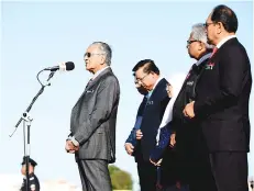  ?? - Bernama photo ?? Dr Mahathir (le ) delivering his mandate during the Prime Minister’s Department staff first monthly assembly at Dataran Perdana Putrajaya yesterday.