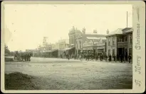  ?? PHOTO: MANAWATU HERITAGE ?? Christmas postcard, 1900: Palmerston North, looking west between Church St and Coleman Mall.