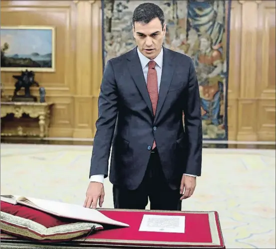  ?? EMILIO NARANJO / AFP ?? Pedro Sánchez prometió ayer fidelidad a la Constituci­ón, sin Biblia ni crucifijo en el palacio de la Zarzuela