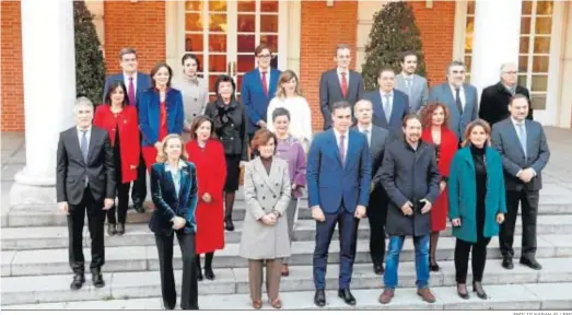  ?? EMILIO NARANJO / EFE ?? Foto de familia en la Moncloa antes del primer Consejo de Ministros del Gobierno de coalición presidido por Pedro Sánchez, el 14 de enero de 2020.
