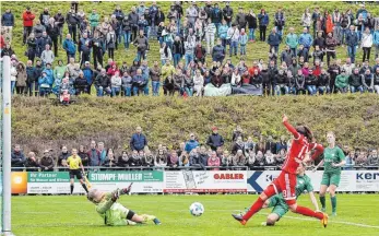  ??  ?? Rund 2500 Zuschauer verfolgten den Pokalhit in Alberweile­r und mussten in der 32. Minute das 0:1 mitansehen.