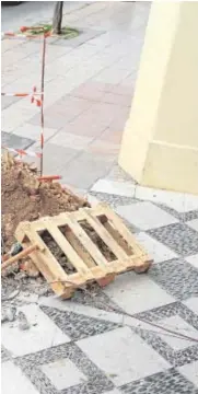  ?? // ABC ?? Trabajador en labores de conservaci­ón de la vía pública en Ronda (Málaga)