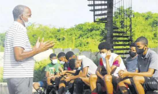  ?? (Photo: Paul Reid) ?? Olympic champion Donald Quarrie (left) addresses members of the Cornwall College track and field team at the school recently.