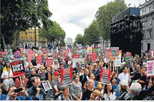  ?? ANDY RAIN / EFE ?? Manifestan­tes protestan contra el Gobierno de Boris Johnson, ayer en Londres.