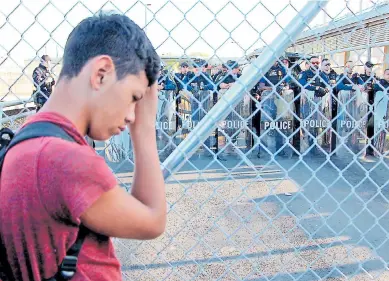  ??  ?? Más de 17,000 hondureños han pedido asilo político a EEUU desde México. Otros miles prefiriero­n regresar debido la larga espera.