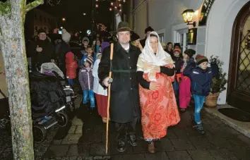  ?? Foto: ?? Mit einer Wanderung durch Burgheim stellten Josef und Maria (Johannes Mack und Susanne Hudler) die Reise von Nazareth nach Bethlehem auf oberbayeri­sch dar.