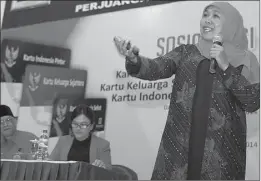  ?? DIPTA WAHYU/JAWA POS ?? PAPARKAN PROGRAM: Menteri Sosial Khofifah Indar
Parawansa menjelaska­n
fungsi KIS, KKS, dan KIP di gedung PDIP, Jemursari, Surabaya, Rabu (24/12).