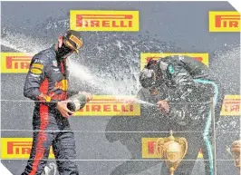  ?? / FOTO: AFP ?? Al final de la carrera llegó el festejo en el podio con los pilotos Lewis Hamilton y el holandés Max Verstappen (ambos en la foto).