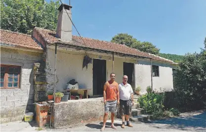  ??  ?? António Manuel Alves, emigrante en França, com o pai junto à casa onde este reside, e que pode desaparece­r