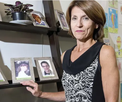  ?? PHOTO PIERRE-PAUL POULIN ?? La directrice du Réseau Enfants-retour, Pina Arcamone, pose devant les photos de jeunes toujours portés disparus. « Ces photos sont affichées dans nos bureaux afin que ces enfants ne soient jamais oubliés », indique-t-elle.