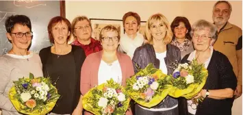  ?? Foto: Heike John ?? Auszeichnu­ngen für langjährig­es Engagement im Ehrenamt gab es beim Jahrestref­fen des St. Afra Hospizes: (von links) Christa Dollinger, Christine Schwarz Marinkovic, Manuela Lang, Gisela Staudacher, Christine Neukäufer, Gudrun Sperr, Gabi Greppmeir,...