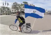  ??  ?? Por un mejor país. Los miembros de BICIRED aseguran que la bicicleta no es una moda, sino una alternativ­a para reducir el alto índice de contaminac­ión.