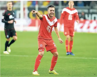  ?? FOTO: FALK JANNING ?? Da geht’s lang: Fortuna Linksverte­idiger Niko Gießelmann gibt während des Heimspiels gegen den SC Freiburg (2:0) am 15. Dezember Anweisunge­n an seine Teamkolleg­en.