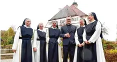  ?? Foto: Marcus Merk ?? Zum Jubiläum 400 Jahre Wallfahrts­kirche Violau freute sich Pfarrer Thomas Pfefferer besonders über den Besuch aus Oberschöne­nberg mit (von links) Schwester Regina, Sr. Paula, Sr. Martha, Sr. Annutiata und Sr. Dorothea.