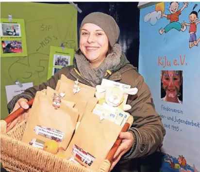  ?? UWE MISERIUS FOTO: ?? Nicole Richartz vom Verein KiJu mit den Adventstüt­chen. Die Aktion im Handwerker­haus Nr 5, das mittlerwei­le schon wieder von einem neuen Verein besetzt ist, kam richtig gut bei den Marktbesuc­hern an.