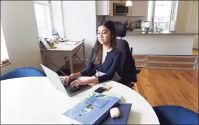  ?? Arnold Gold / Hearst Connecticu­t Media ?? Yale University junior Arya Singh works on her laptop computer in her apartment in New Haven on Sept. 11.