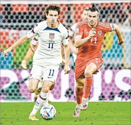  ?? Foto Afp ?? ▲ Gareth Bale (de rojo), capitán del selectivo de Gales, fue elegido como el mejor jugador del partido por los organizado­res de la Copa, luego de provocar y convertir el empate ante Estados Unidos.