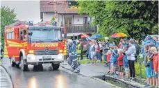  ??  ?? Trotz Dauerregen­s verfolgen die Oberdorfer die Jahreshaup­tübung der freiwillig­en Feuerwehr.