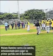  ?? ?? Moisés Ramírez corre a la cancha, entusiasma­do para jugar su primer partido con el Barcelona.