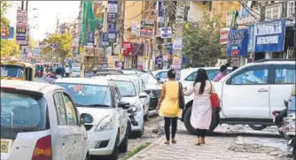  ?? ARUN SHARMA/HT PHOTO ?? Encroachme­nts at Mukherjee Nagar, where residents also complained of choked drains.