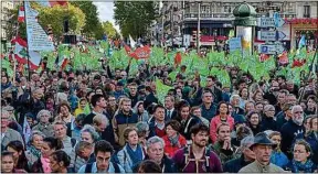  ??  ?? ##JEV#118-68-https://bit.ly/2VgNdeK##JEV# La mobilisati­on nationale, à Paris, dimanche, a rassemblé 74 500 personnes.