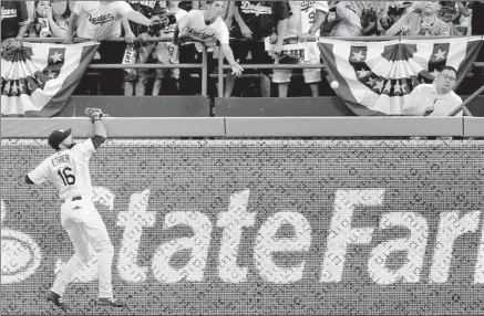  ?? Wally Skalij
Los Angeles Times ?? DODGERS RIGHT FIELDER
Andre Ethier can’t reach a home run by the Mets’ Yoenis Cespedes during the second inning.