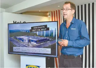  ?? Courtesy of IKEA Korea ?? Andre Schmidtgal­l, country retail manager at IKEA Korea, announces a schedule for the opening of IKEA’s Goyang store in Gyeonggi Province, during a press conference at IKEA’s pop-up store in Seoul, Tuesday.