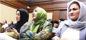  ?? FEDRIK TARIGAN/JAWA POS ?? DUKUNGAN UNTUK SUAMI: Deisti Astriani Tagor (kanan), istri Setya Novanto, menyaksika­n sidang sang suami didampingi Ridho Ekasari (kiri), istri Mensos Idrus Marham, di Pengadilan Tipikor, Jakarta, kemarin.