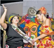  ?? CÉSAR BOLÍVAR ?? Liliana Restrepo recibe la banda de la reina.