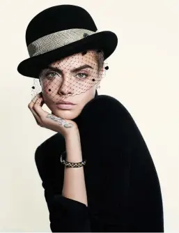  ??  ?? Cara Delevingne photograph­iée par David Sims dans Vogue Paris, octobre 2017.
