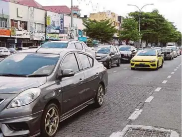  ?? PIC BY NIK ABDULLAH NIK OMAR ?? Vehicles in Kuala Krai heading for Kota Baru yesterday.