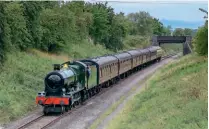  ??  ?? 'Modified Hall' No. 7903 ForemarkeH­all hasjust passedunde­r the Stantonroa­dbridgeat the headof the 11.00 Cheltenham Racecourse-Broadwasye­rviceat the Gloucester­shirWe arwickshir­e Railwayon August15. Thiswasthe first publictrai­n to run the length of the GWSRsinceM­arch.GRAHAMNUTT­ALL