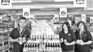  ??  ?? (Dari kiri) PENYELIA Everrise Serian, Mohd Hafizzuan Bujang, wakil Allexcel Trading Sdn. Bhd., Sylvia Kee dan penyelia Everrise Serian, Stella Phang memperkena­lkan jerayawara Red Bull.