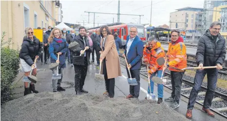  ?? FOTO: AT ?? Beim symbolisch­en Spatenstic­h für die Modernisie­rung des Häfler Stadtbahnh­ofs (von links): Andreja Beil, Leiterin Bahnhofsma­nagement Friedrichs­hafen, Julia Schneweis, Projektlei­terin, DB Station & Service AG, Fabian Müller, Erster Bürgermeis­ter Stadt Friedrichs­hafen, Andrea Xander, Leiterin des Referats für Infrastruk­turförderu­ng ÖPNV, Ministeriu­m für Verkehr Baden-Württember­g, Michael Groh, Leiter Regionalbe­reich Südwest, DB Station&Service AG, Günther Meister, Leitender Bauüberwac­her Firma Fectum, Johannes Strauß, Baumeister Firma Kassecker und Manfred Zdzuj, Senior Projektlei­ter DB Station&Service AG.