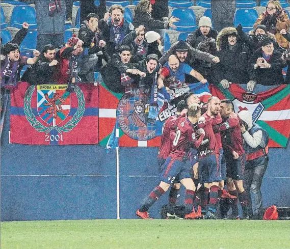  ?? FOTO: EFE ?? Ivan Ramis recibe la felicitaci­ón de sus compañeros tras marcar en el minuto 94. La afición del Eibar desplazada a Butarque vivió la celebració­n de primera mano